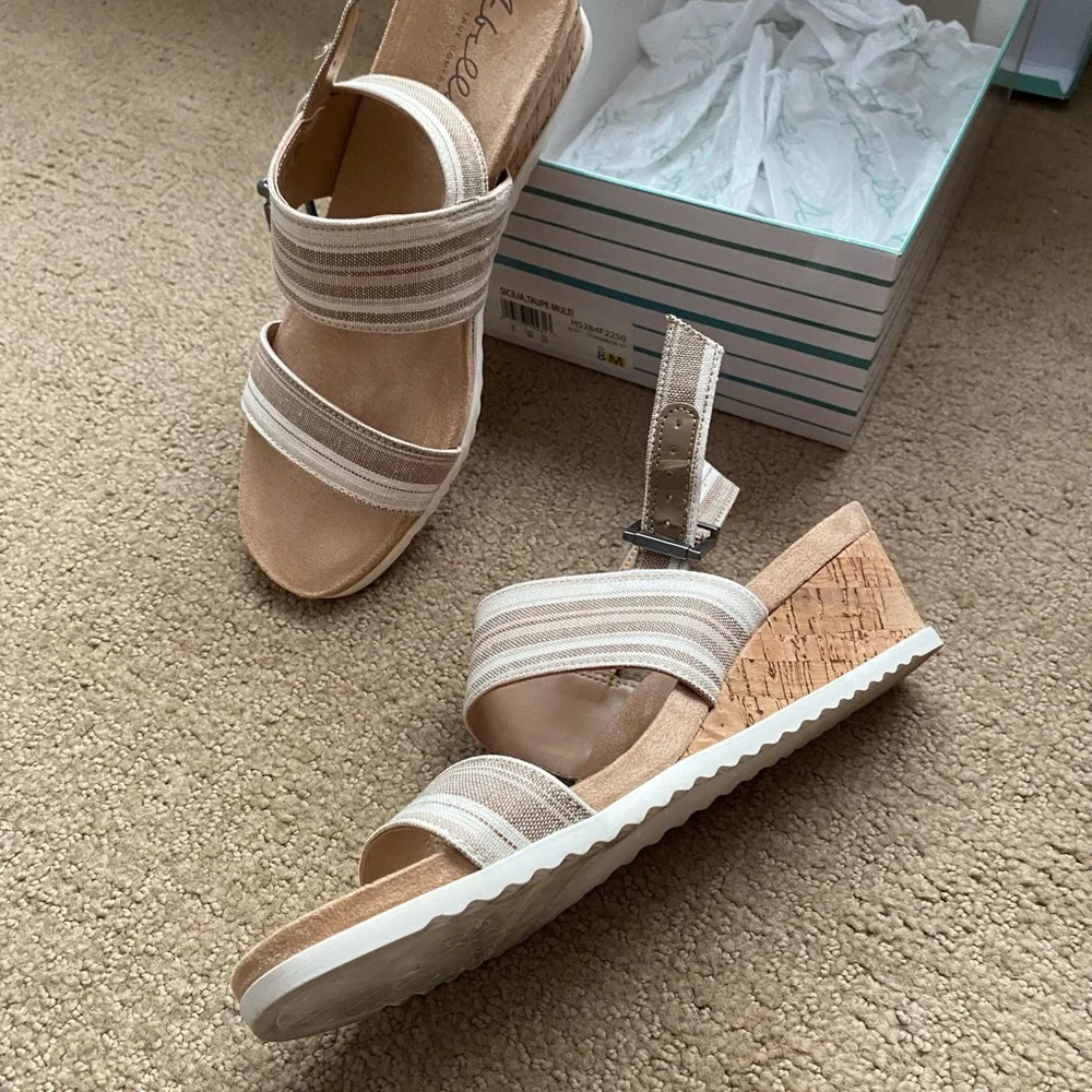 Beige/cream fabric Abella Sandals with cork wedge.Size 8  Super comfy worn once! - Picture 2 of 4